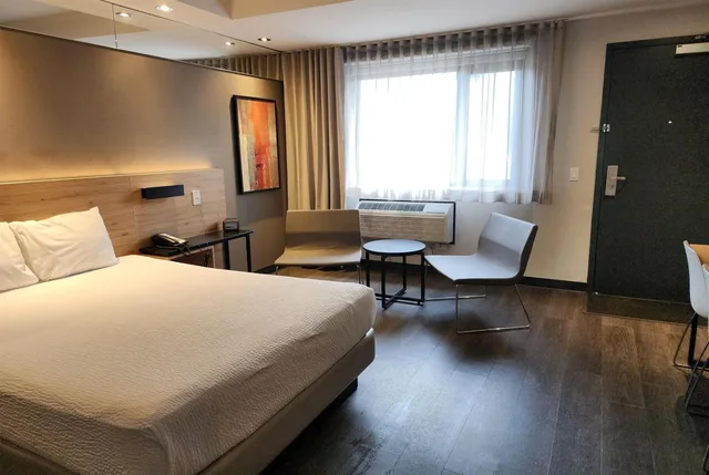 غرفة بسرير كينج وسرير كوين، Ramada by Wyndham Laval 2/9