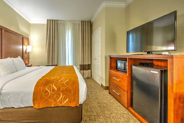 Suite, King Bed, Accessible, Comfort Suites Tomball Medical Center, TX 3/5