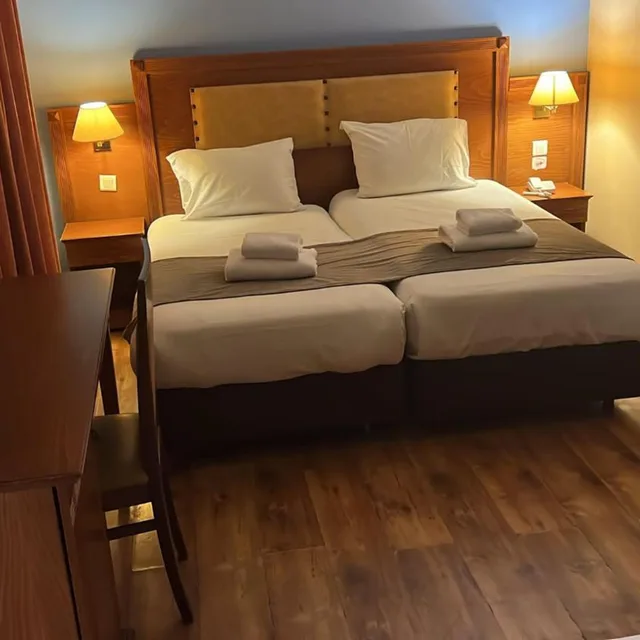 غرفة ثلاثية، 121 Hotel Paris 3/10