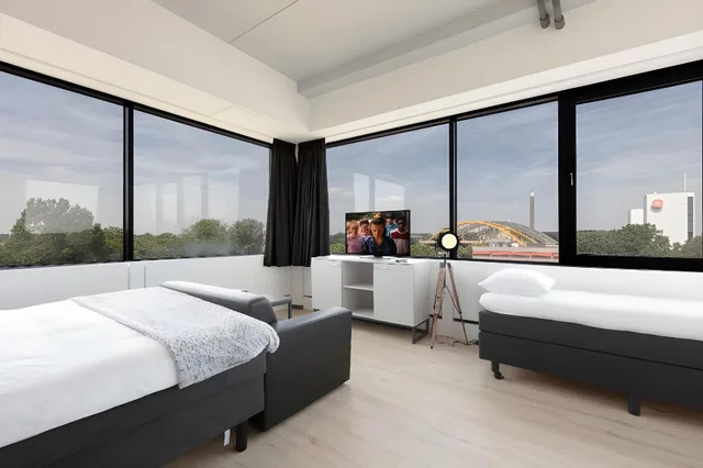 جناح بانورامي بسرير مزدوج وسرير فردي بمطبخ، 2l de Blend Hotel Utrecht 1/1