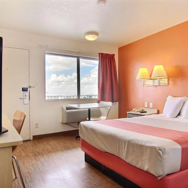 1 Queen Bed - ADA/RI Shower, Motel6 Fort Stockton, TX 1/10