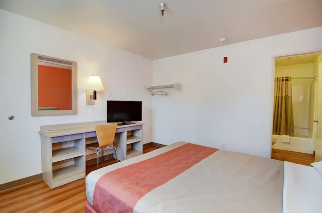 1 Oversize Queen Bed - Deluxe, Seating Area، Motel6 Twentynine Palms, CA 1/9