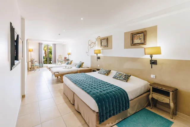 غرفة عائلية بإطلالة جزئية على البحر مع أريكة، BOUTIQUE HOTEL LIBERATA 1/1