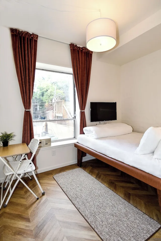 Cozy, Queen Bed, Lounge Level، Highroad Hostel Dc 1/4