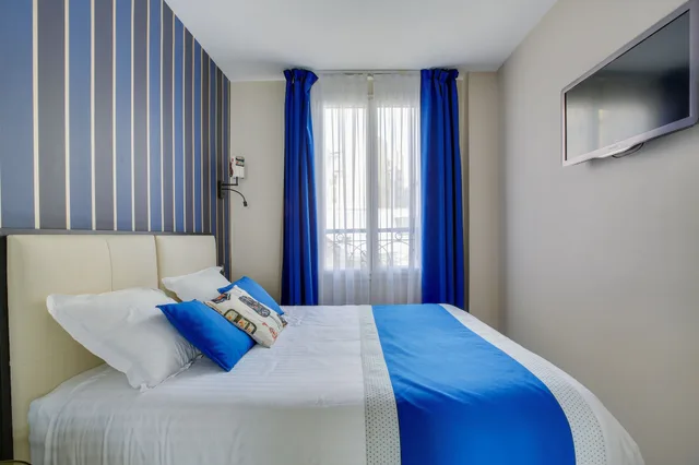 غرفة ديلوكس ثلاثية بسرير مزدوج وسرير فردي بإطلالة على المدينة، Hotel Riviera Elysees 2/10
