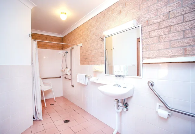 غرفة بسرير كوين وسرير فردي، AALANA MOTOR INN 3/5
