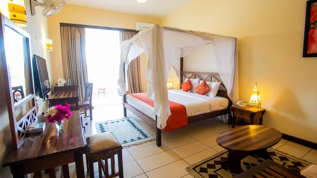 Deluxe, King Bed, Creek View، CityBlue Creekside Hotel & Suites 1/6