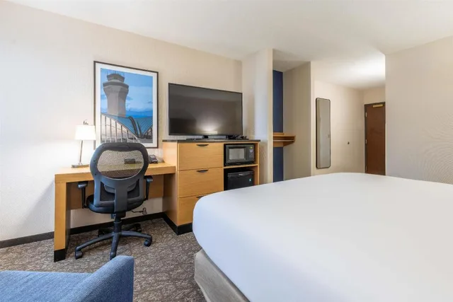 غرفة بسرير كينج في طابق مرتفع لذوي الإعاقة، Drury Inn and Suites St Louis Airport 4/6