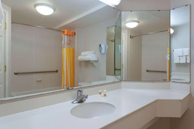 غرفة، La Quinta Inn & Suites by Wyndham Lakeland West 2/2
