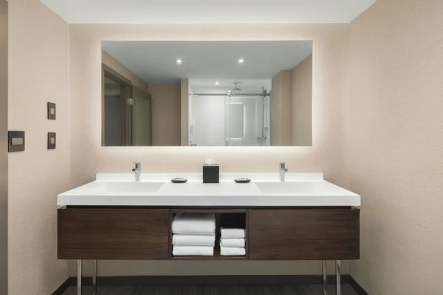جناح بسرير كينج بشرفة بغرفة نوم واحدة مع أريكة، AC Hotel Old Montreal 4/4