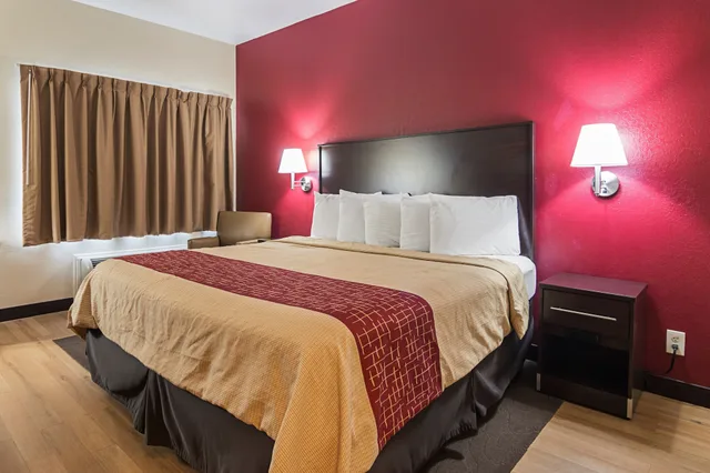 Superior, King Bed, Red Roof Inn & Suites Lake Orion/Auburn Hills 2/8