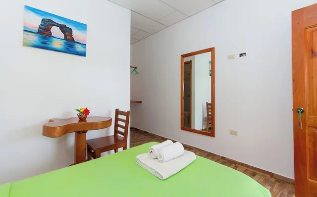 غرفة بثلاثة أسرّة بإطلالة على الحديقة، Twin Lodge Galapagos Hotel 9/10