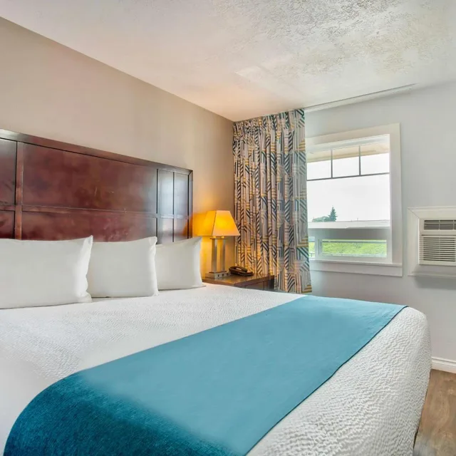 غرفة بسرير كينج لذوي الإعاقة، Studio6 Suites Albany, OR 1/3
