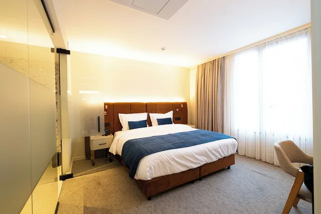 جناح بسرير كينج بشرفة مع أريكة، The Liman Hotel 3/7