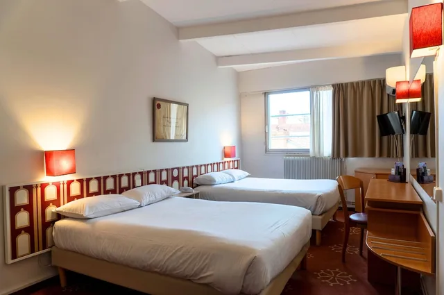 Room, Quadruple, Double Bed, Sofa, Ours Blanc Place Victor Hugo 4/10