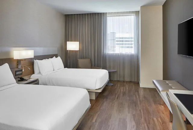 غرفة بسريرين مزدوجين بحوض استحمام لذوي الإعاقة، AC Hotel by Marriott Miami Aventura 4/7