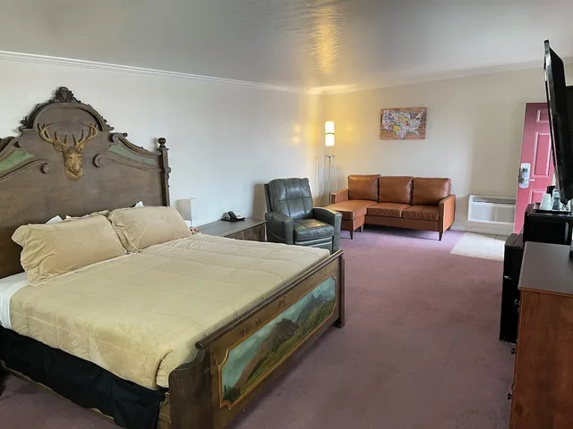 جناح بسرير كينج لذوي الإعاقة، Econo Lodge Inn & Suites Vernal near Dinosaur Monument 1/3