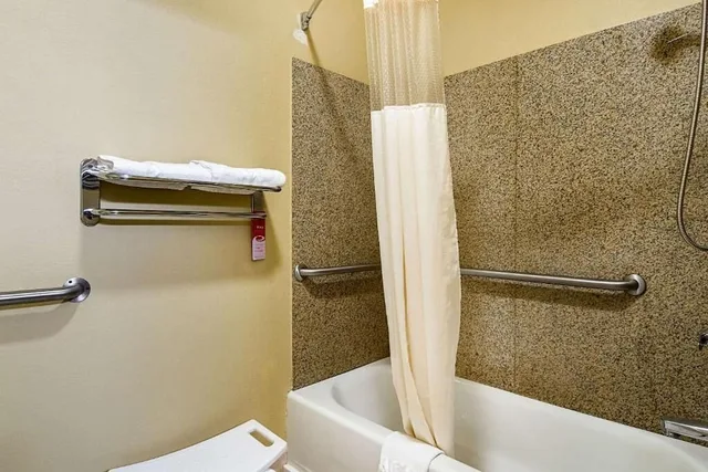 غرفة قياسية بسريرين كوين، Econo Lodge Inn and Suites Bryant 3/3