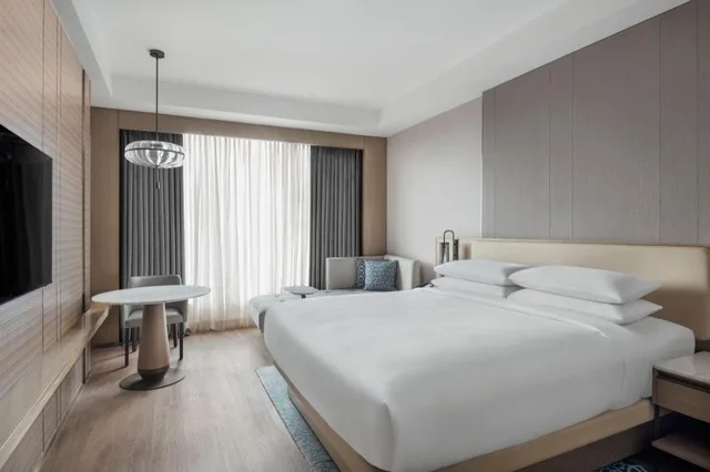 غرفة كلوب تنفيذية بسرير كينج بإطلالة على المدينة مع دخول الصالة، Navi Mumbai Marriott Hotel 1/5