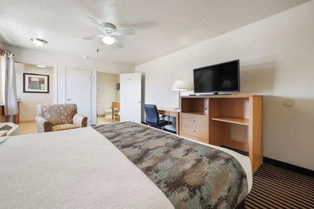 غرفة قياسية بسرير كينج بمطبخ صغير، Best Western Plus Executive Inn & Suites 5/7