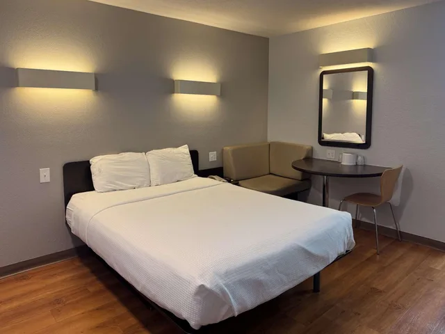 غرفة بسرير كوين، Motel6 Simi Valley, CA 1/9