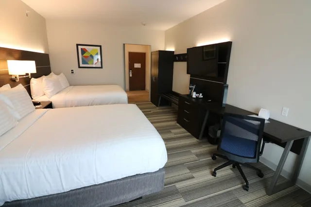غرفة قياسية بسريرين كوين لذوي الإعاقة، HOLIDAY INN EXPRESS & SUITES COFFEYVILLE 1/2