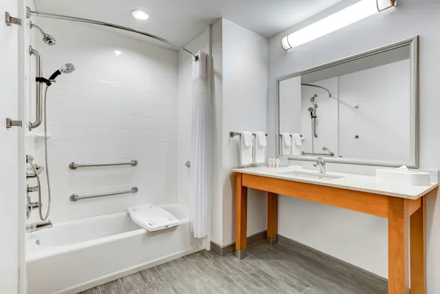 غرفة بسرير كينج لذوي الإعاقة، Hampton Inn & Suites Manchester TN 3/3