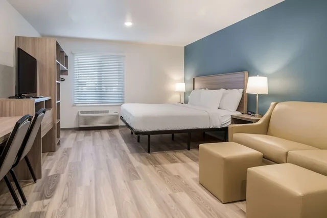 غرفة قياسية بسرير كينج مع أريكة، WoodSpring Suites Portland Vancouver 3/4