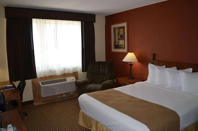 غرفة بسرير كوين، Crossroads Hotel & Event Center 1/5