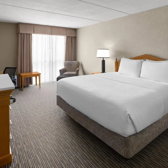 غرفة سوبيريور بسرير كينج، Days Hotel by Wyndham Toms River Jersey Shore 1/4