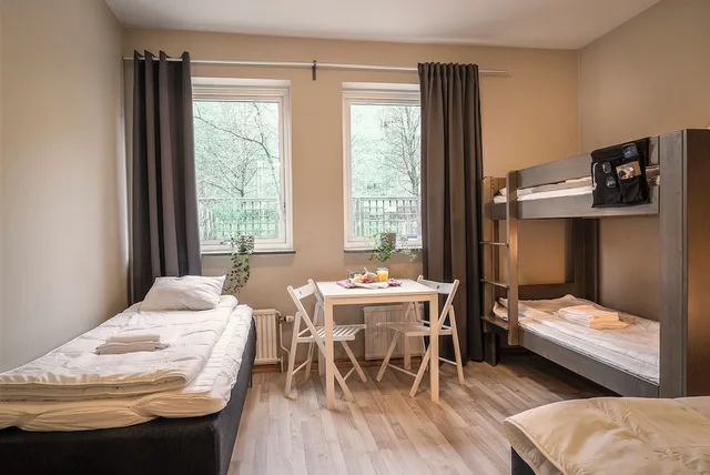 غرفة رباعية بسريرين منفصلين وسرير بطابقين بحمام خاص، Göteborgs Vandrarhem - Hostel 2/5