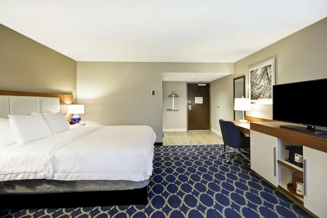 Room, King Bed, Sofa, Accessible, Hampton Inn Auburn 1/4