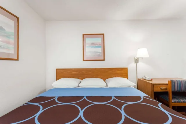 غرفة قياسية بسرير كينج، Super 8 by Wyndham Sidney NY 1/4