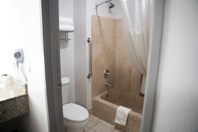 جناح عائلي بسرير كينج وسريرين كوين لذوي الإعاقة، Comfort Suites Airport Tukwila Seattle 3/6