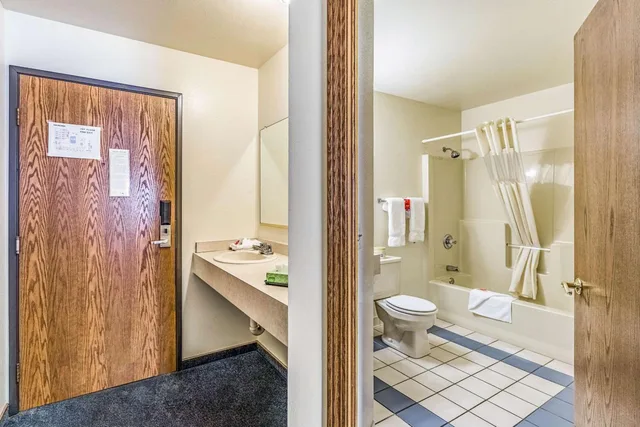 غرفة قياسية بسريرين مزدوجين، Econo Lodge Waupaca 6/7