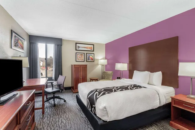 غرفة بسرير كوين بحوض استحمام لذوي الإعاقة، La Quinta Inn By Wyndham Binghamton Johnson City 1/5