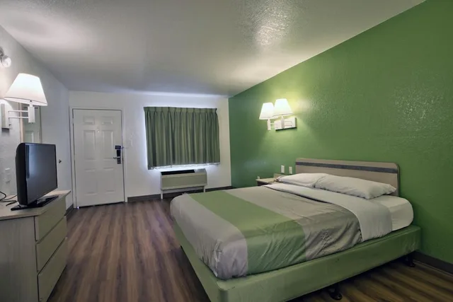 Deluxe, Queen Bed, Motel6 Tallahassee, FL - Downtown 3/7