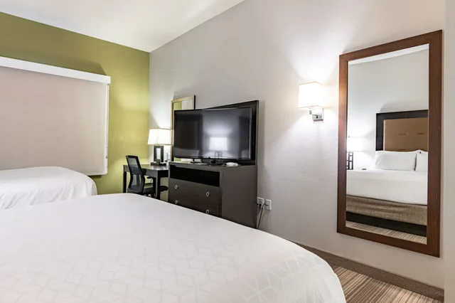 غرفة بسريرين كوين، Holiday Inn Express & Suites New Martinsville 1/9