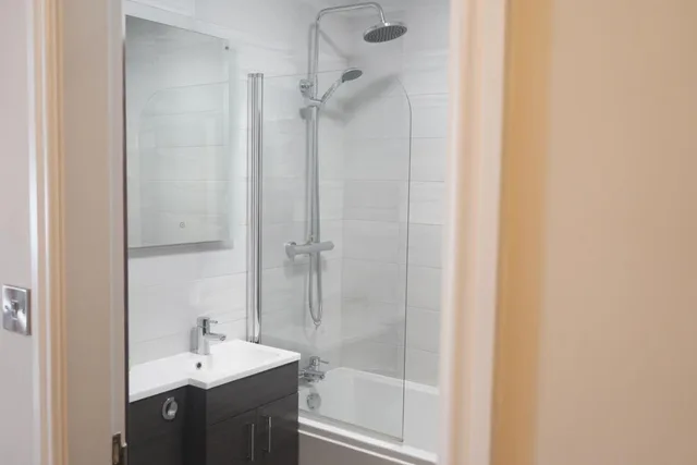 غرفة عائلية، The Tower Hotel 2/2