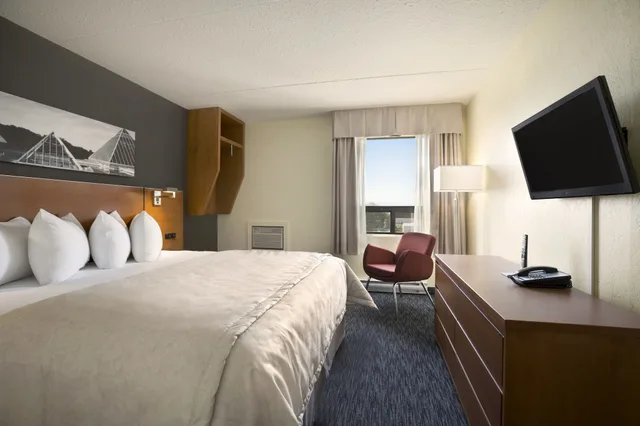 Deluxe, King Bed, High Floor, Travelodge by Wyndham Edmonton West 4/6