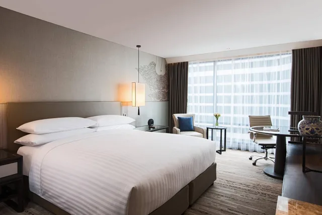 غرفة بسرير كينج مع دخول صالة النادي، Bangkok Marriott Marquis Queens Park 2/6