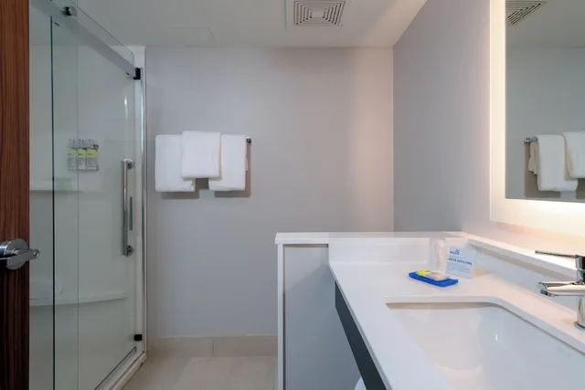 غرفة قياسية بسرير كينج، Holiday Inn Express Suites Tulsa Downtown Arts District 3/3