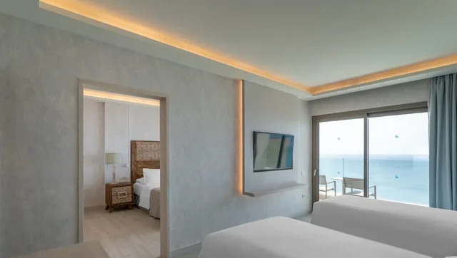 جناح عائلي تنفيذي بإطلالة على البحر بغرفتي نوم، Amada Colossos Resort 4/4