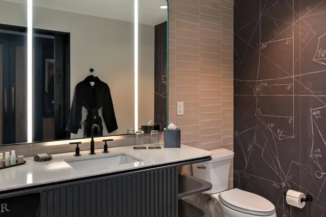 غرفة كبيرة بسرير كينج مع دخول الصالة، Renaissance Milwaukee West Hotel 7/10