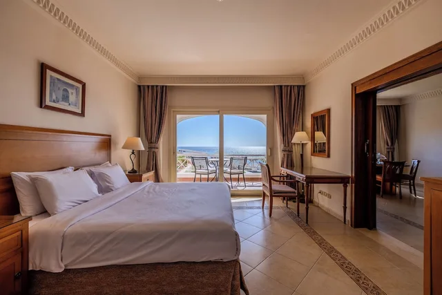 جناح بسرير فردي بإطلالة على البحر بشرفة بغرفة نوم واحدة، Continental Plaza Beach Resort 1/8