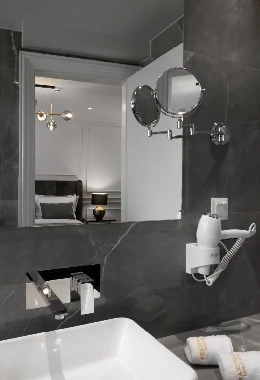 جناح تنفيذي بسرير كوين بجاكوزي، Praxitelous Luxury Suites 3/4
