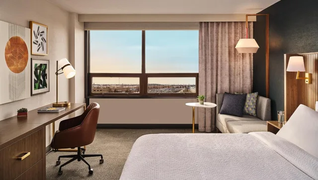 جناح بسرير كينج بغرفة نوم واحدة مع أريكة يُسمح فيها بالحيوانات الأليفة، Hotel RL Cleveland Airport West 3/4