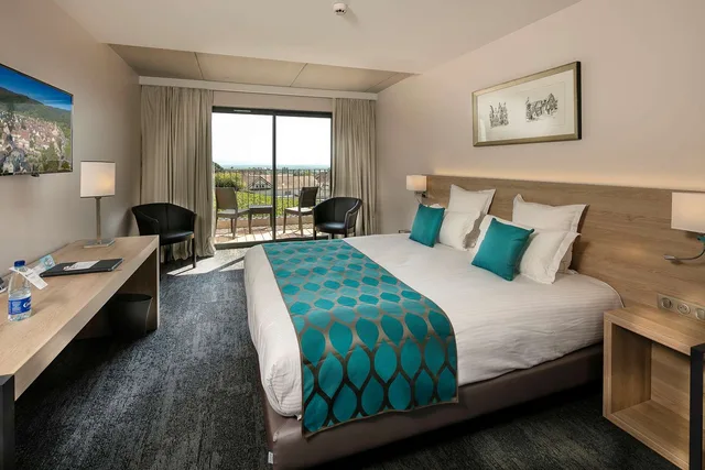 غرفة ديلوكس بسرير كينج بشرفة، Best Western Plus Hotel and SPA Le Schoenenbourg 2/2