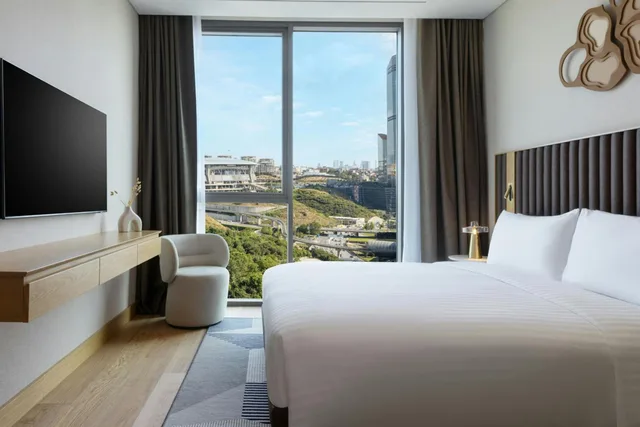 شقة بسريرين منفصلين وسرير كينج بإطلالة على المدينة بشرفة بغرفتي نوم مع أريكة، Marriott Executive Apartments Istanbul Investvadi 1/5
