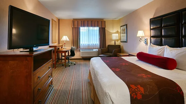 غرفة قياسية بسرير كينج، Best Western Plus Rama Inn & Suites 2/3